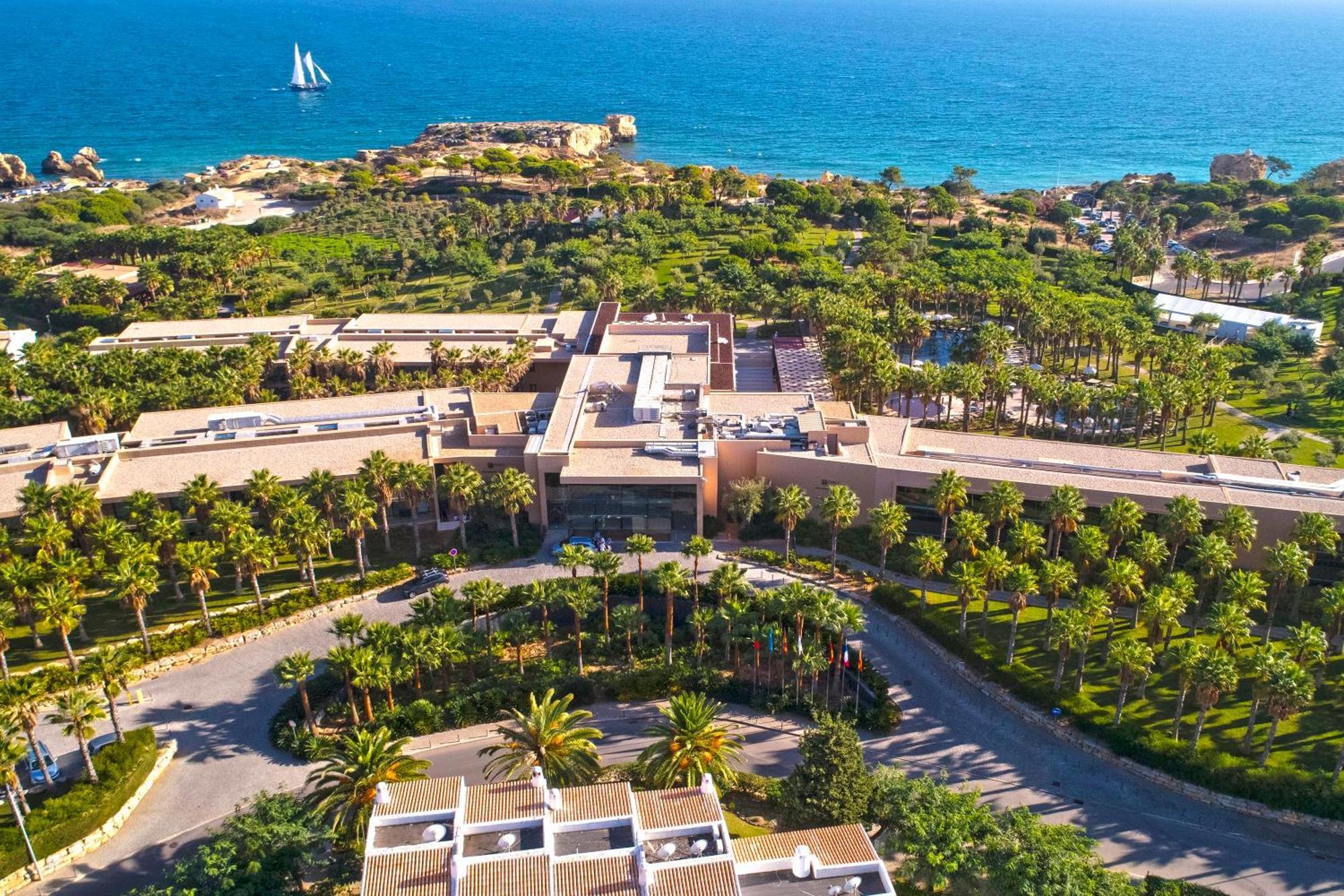 Kimpton Atlantico Algarve By Ihg Hotel Albufeira Ngoại thất bức ảnh Aerial view of the hotel